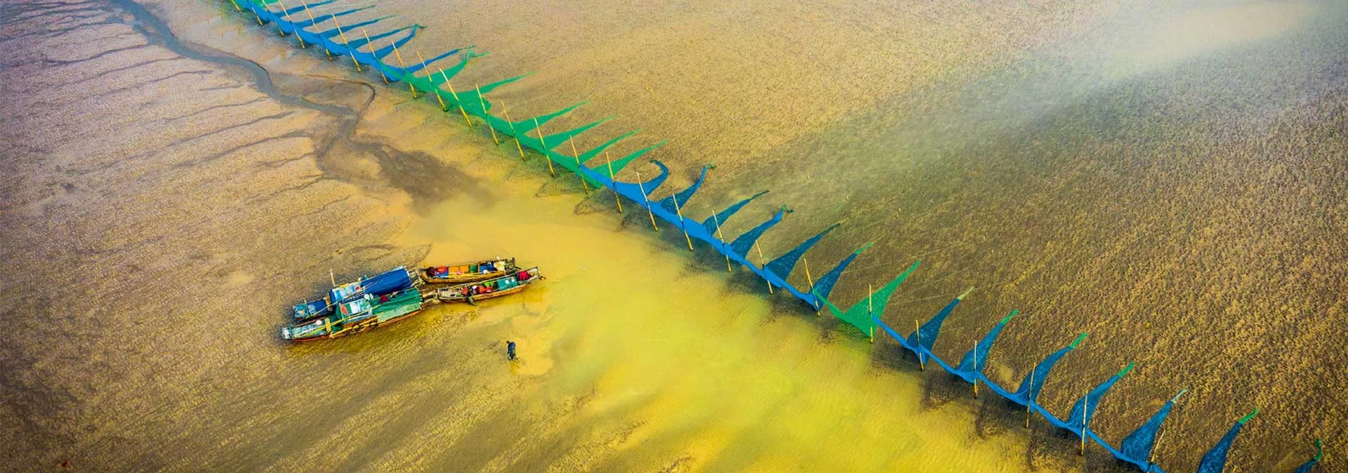 盐城黄海湿地潮滩与渔船航拍实景